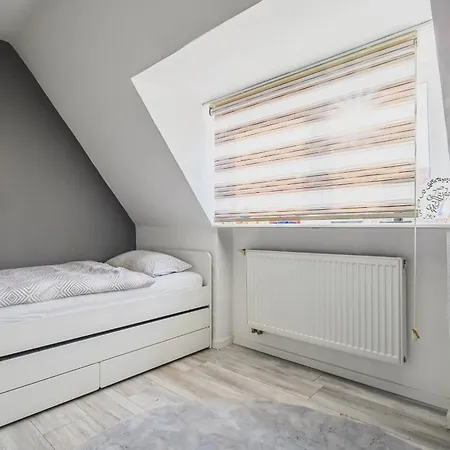 Nice House 1,4 Km From Hannover Exhibition Centre בית נופש הנובר
